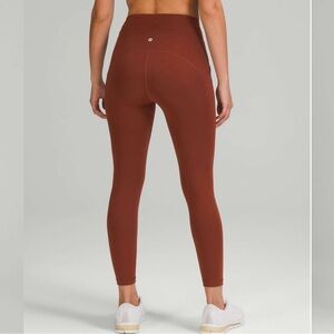 Lululemon Power Thru High-Rise Tight 25"
Date Brown - Size 4